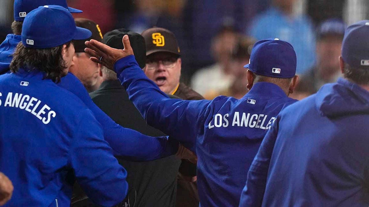 Mike Shildt and Dave Roberts yell at each other