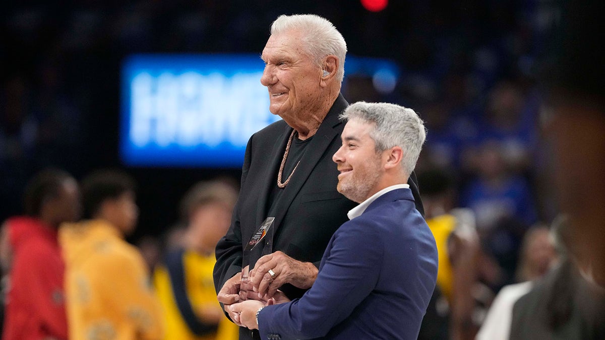 Don Nelson accepts the award