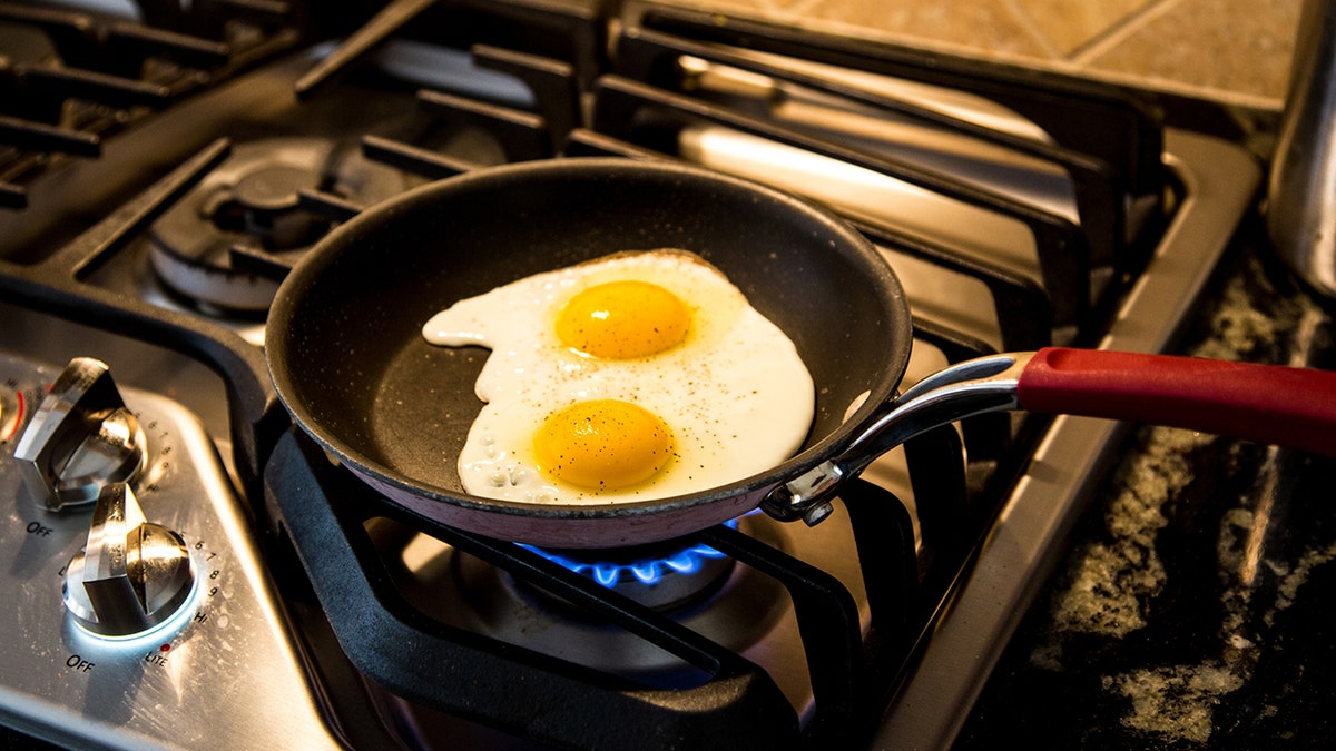 egg pan cooking