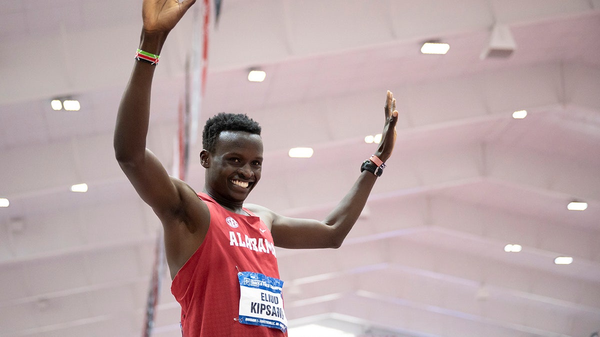 Eliud Kipsang celebrates