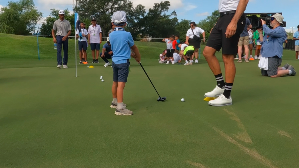 Anak -anak berlatih ayunan golf dengan positif dari Hyplyer GC.