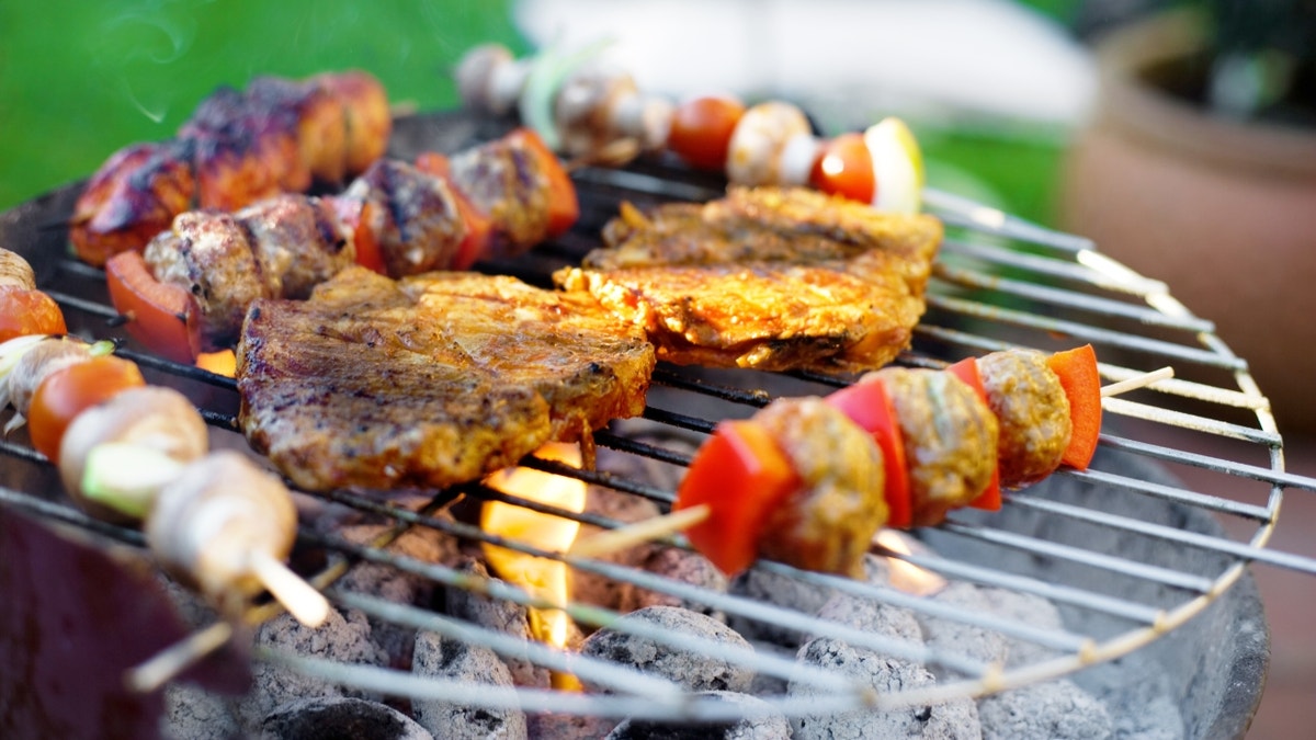 fathers-day-charcoal-grill-1 Melhores alimentos neste dia dos pais para grelhar a carvão, de acordo com o Texas Cooking Expert