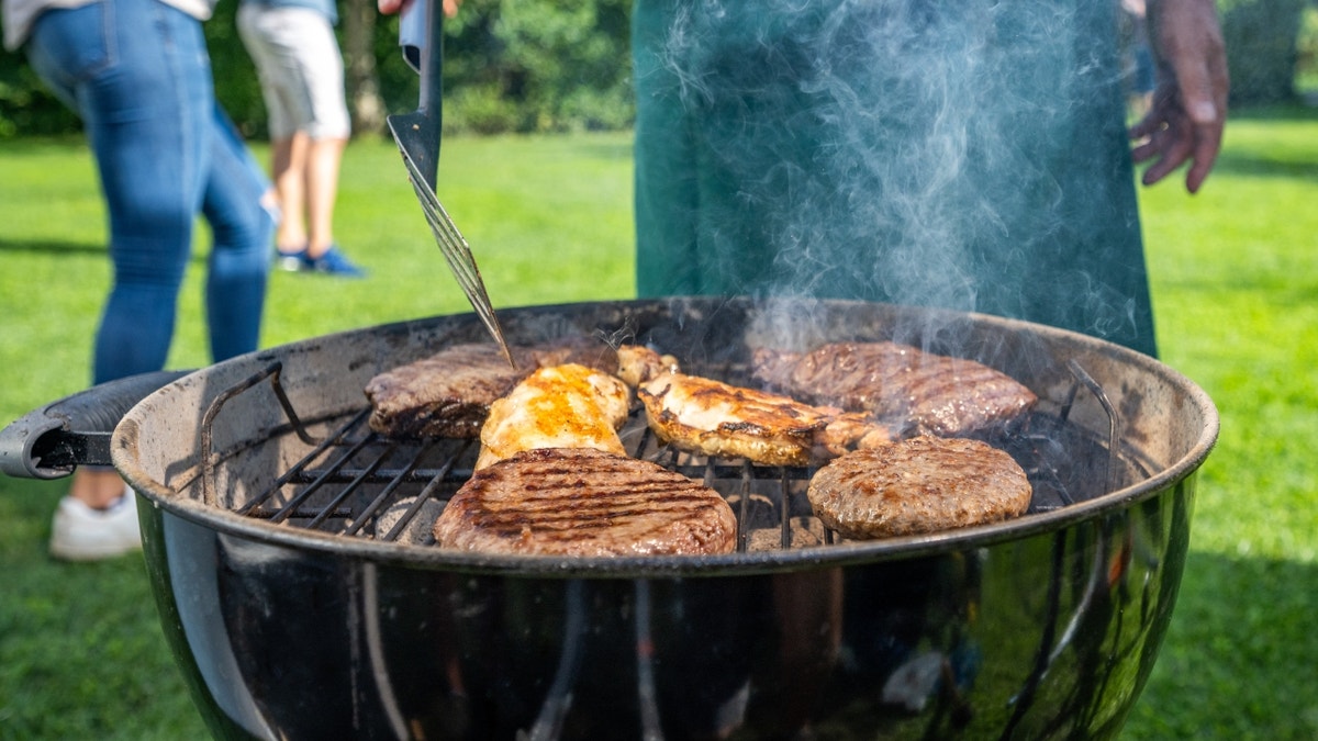 fathers-day-charcoal-grill-2 Melhores alimentos neste dia dos pais para grelhar a carvão, de acordo com o Texas Cooking Expert