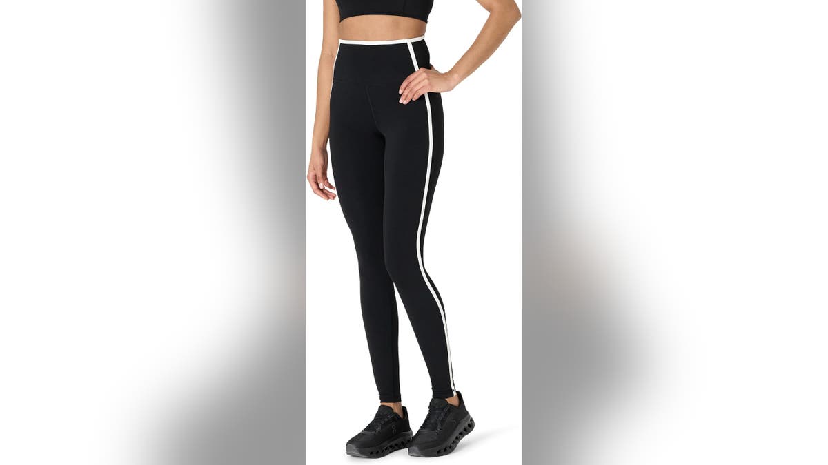 The contrast trim on these leggings adds some flair.