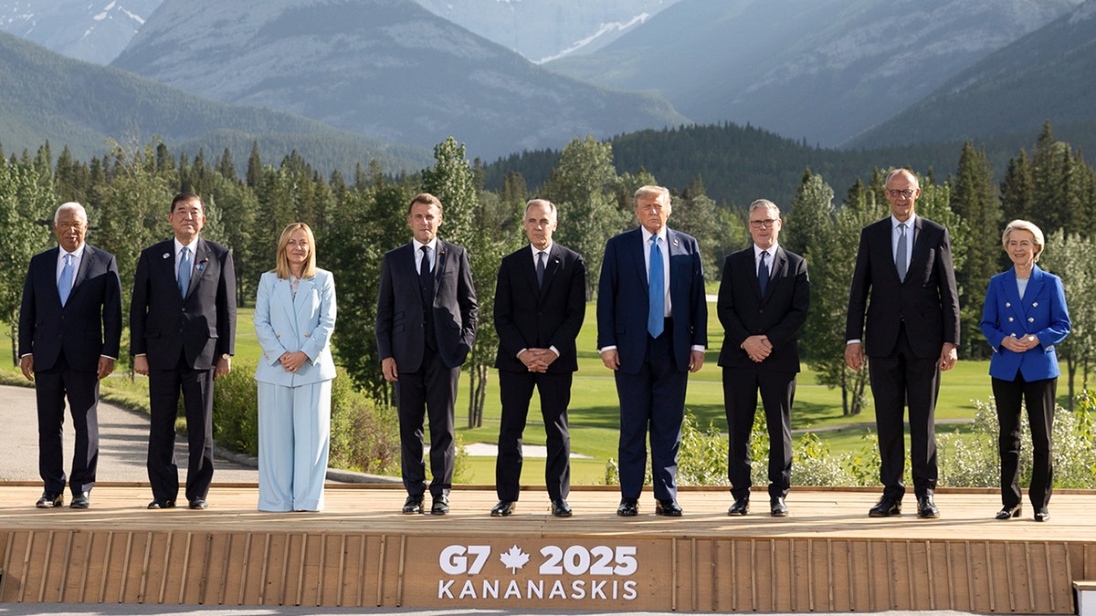 G7 leaders in a line