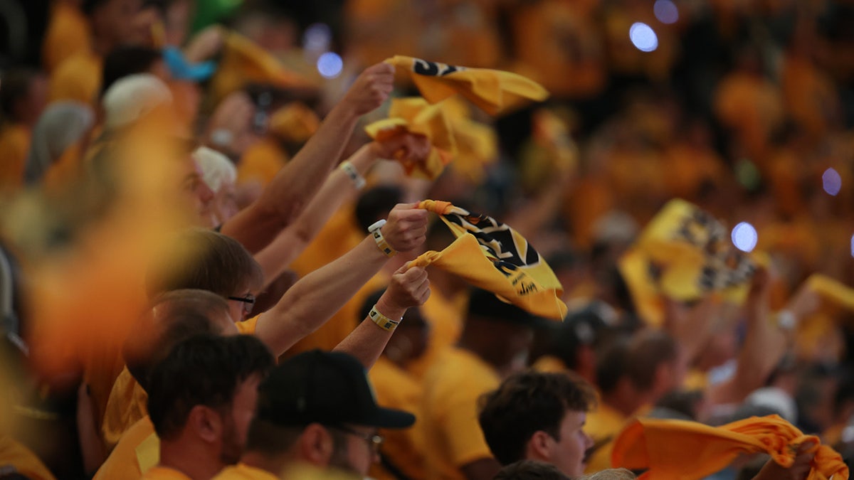 Indiana Pacers fans question towels