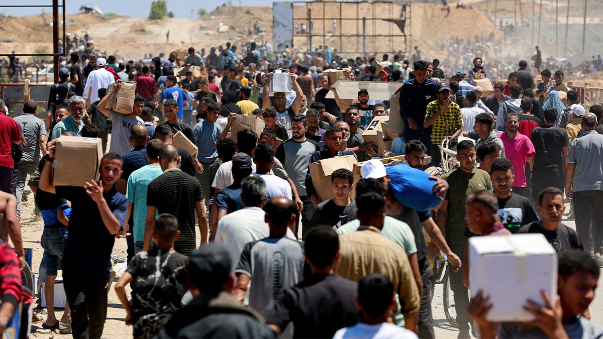 Palestinians with humanitarian aid