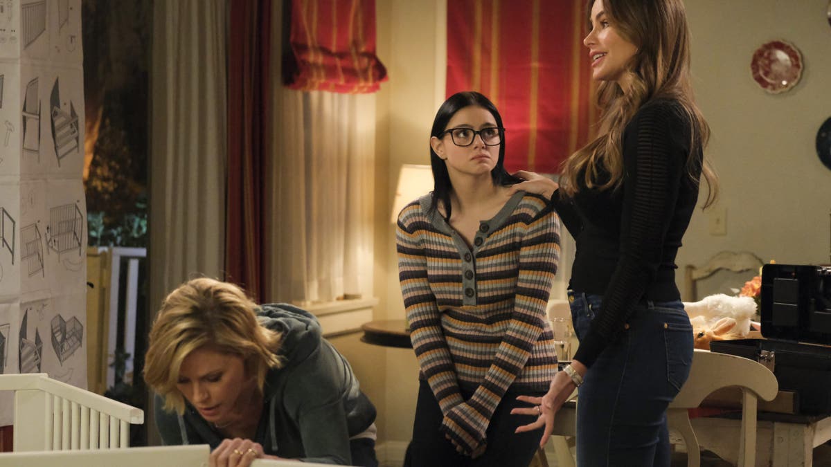ariel winter with sofira vergara and julie bowen in season 3 of modern family