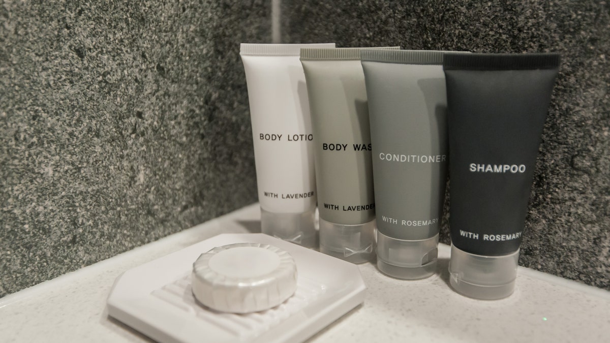 gettyimages-1147113011 Maine propõe proibição de pequenos frascos de shampoo de hotel para reduzir o desperdício de plástico