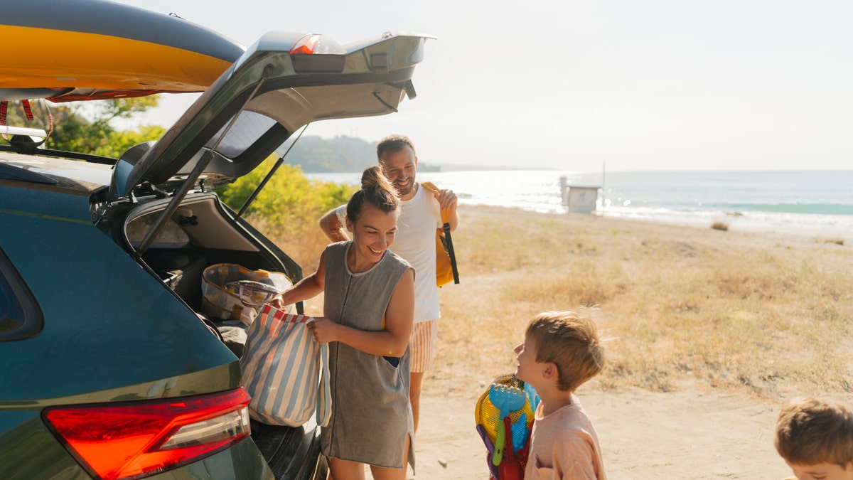 fourth of july question household packing car astatine beach