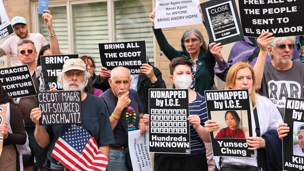 Demonstrators protesting deportations to el salvador cecot prison