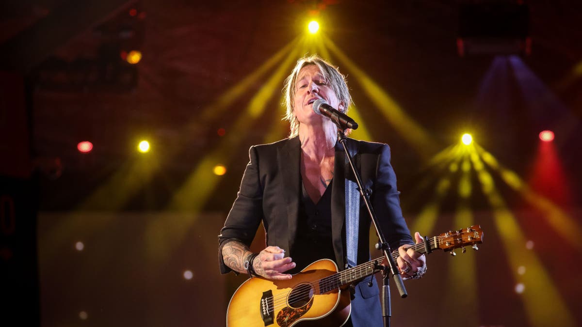 keith urban performing on stage