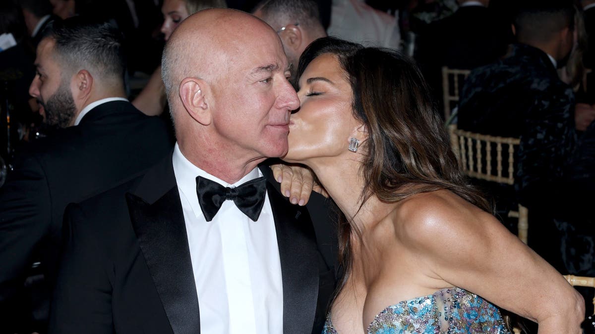 Lauren Sanchez kissing Jeff Bezos connected the cheek