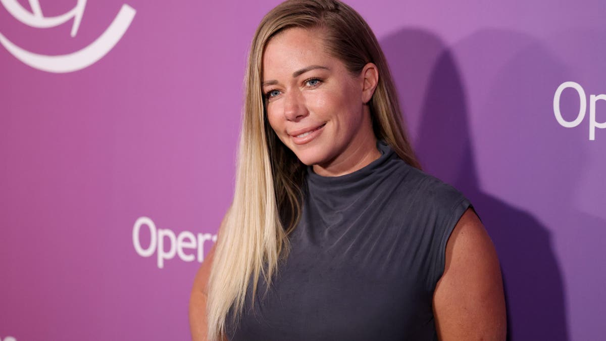 kendra wilkinson on operation smile red carpet 