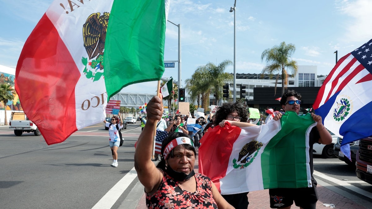 gettyimages-2219501694 Protestos fora da partida da Copa da República de Ouro do México-Dominicano sobre a Imigração
