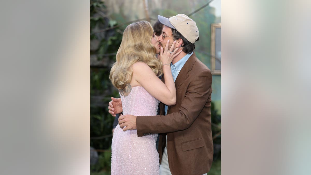 Scarlett Johansson kissing Jonathan Bailey in the World Juerasic World in London