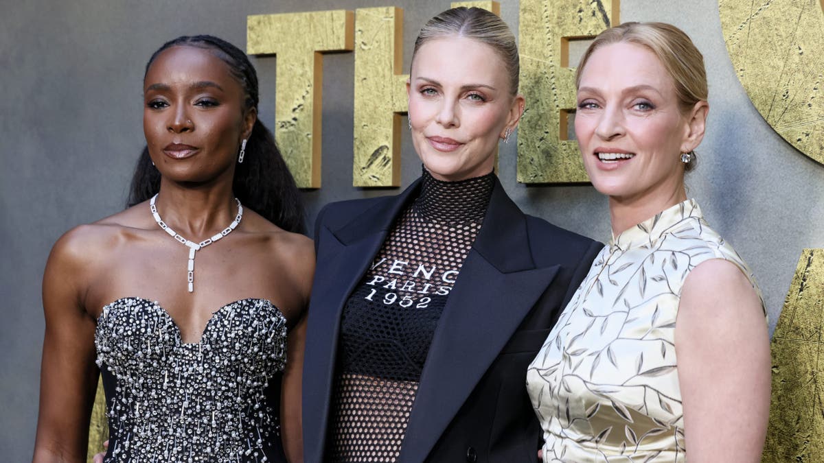 Charlize Theron dengan Kiki Layne dan Uma Thurman di karpet merah