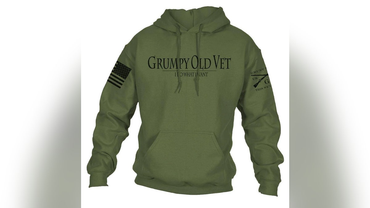 Grunt Hoodie和其他设备都有一位古老的漫画兽医。