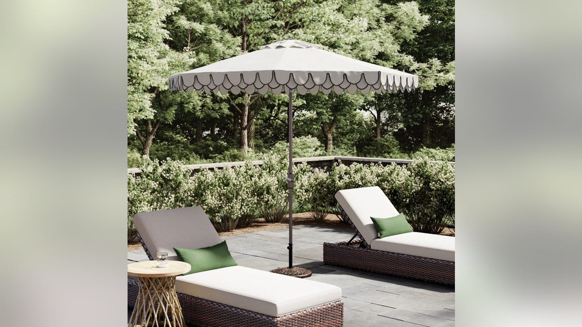 The scallop edges on this umbrella make it outstanding.