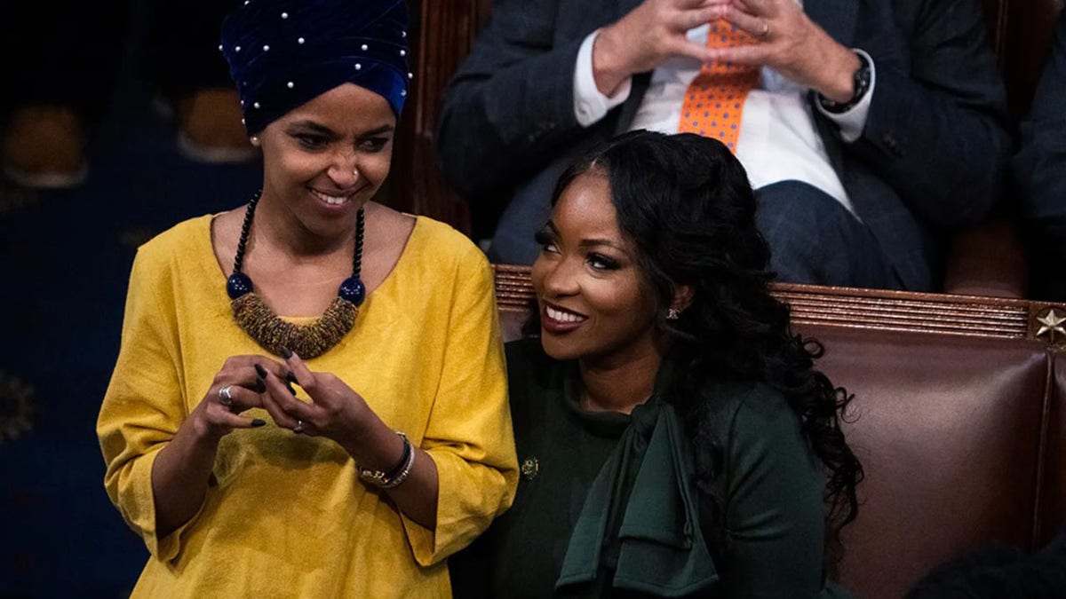 O deputado Elhan Omar, à esquerda e, então, eleito Jasmine Craket