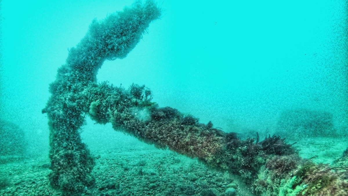 Anchor underwater
