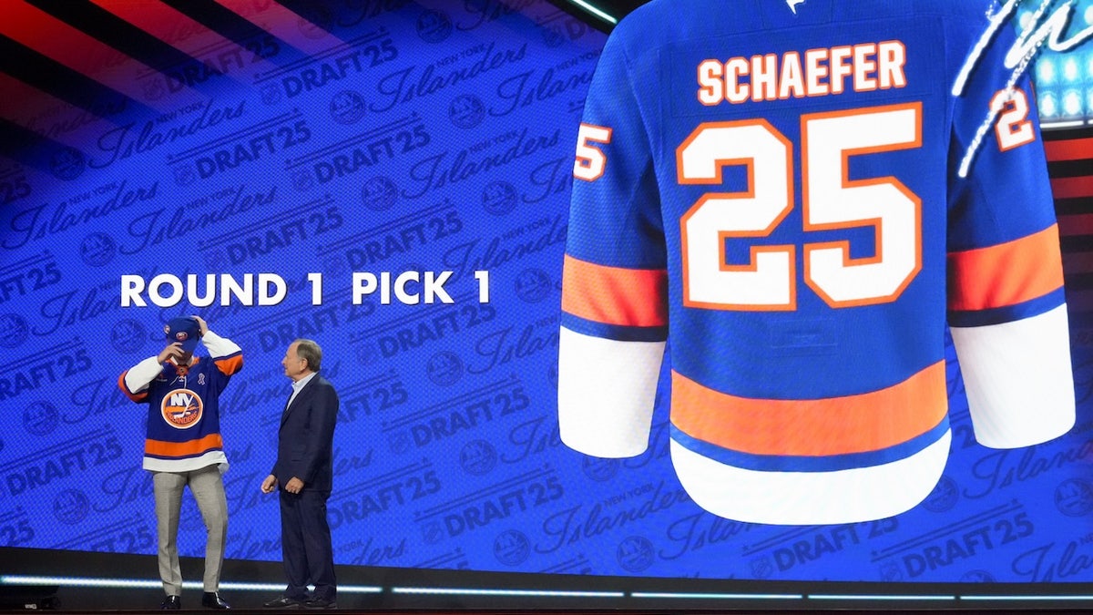 Matthew Schaefer terpilih sebagai pilihan keseluruhan pertama ke New York Islanders di babak pertama Draft NHL 2025 di Peacock Theatre