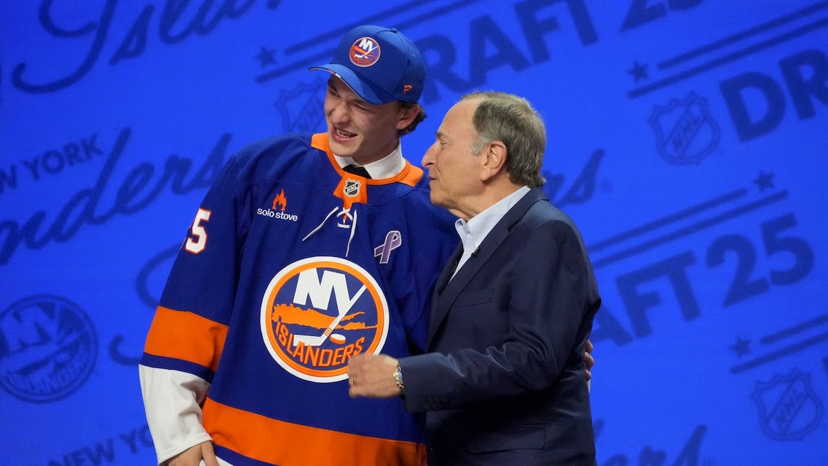 Matthew Schaefer terpilih sebagai pilihan keseluruhan pertama ke New York Islanders di babak pertama Draft NHL 2025 di Peacock Theatre.
