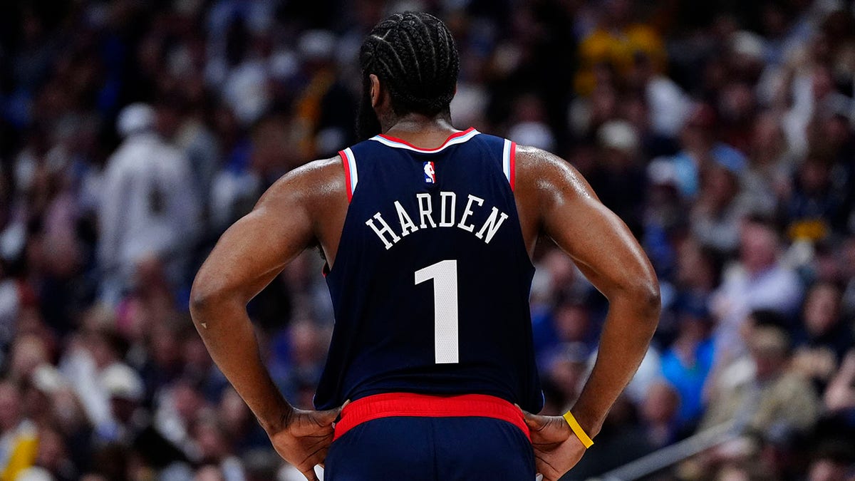James Harden berbalik dengan punggungnya