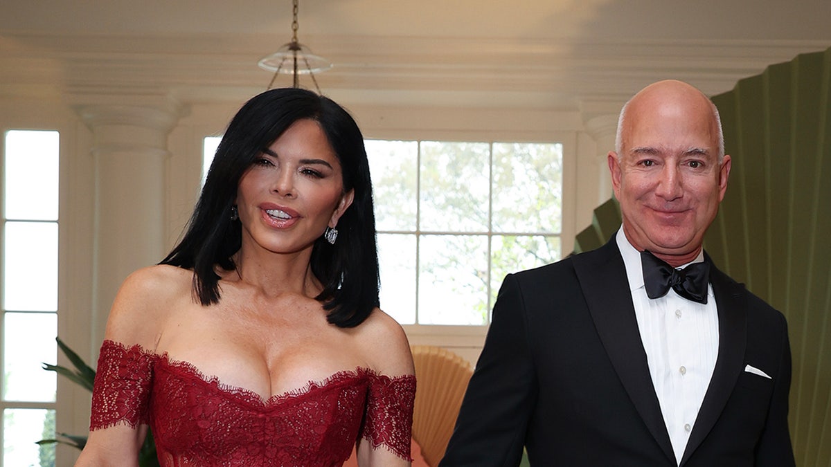 Luren San chez and Jeff Bezos