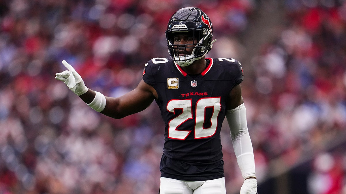 Jimmie Ward lines up before NFL snap