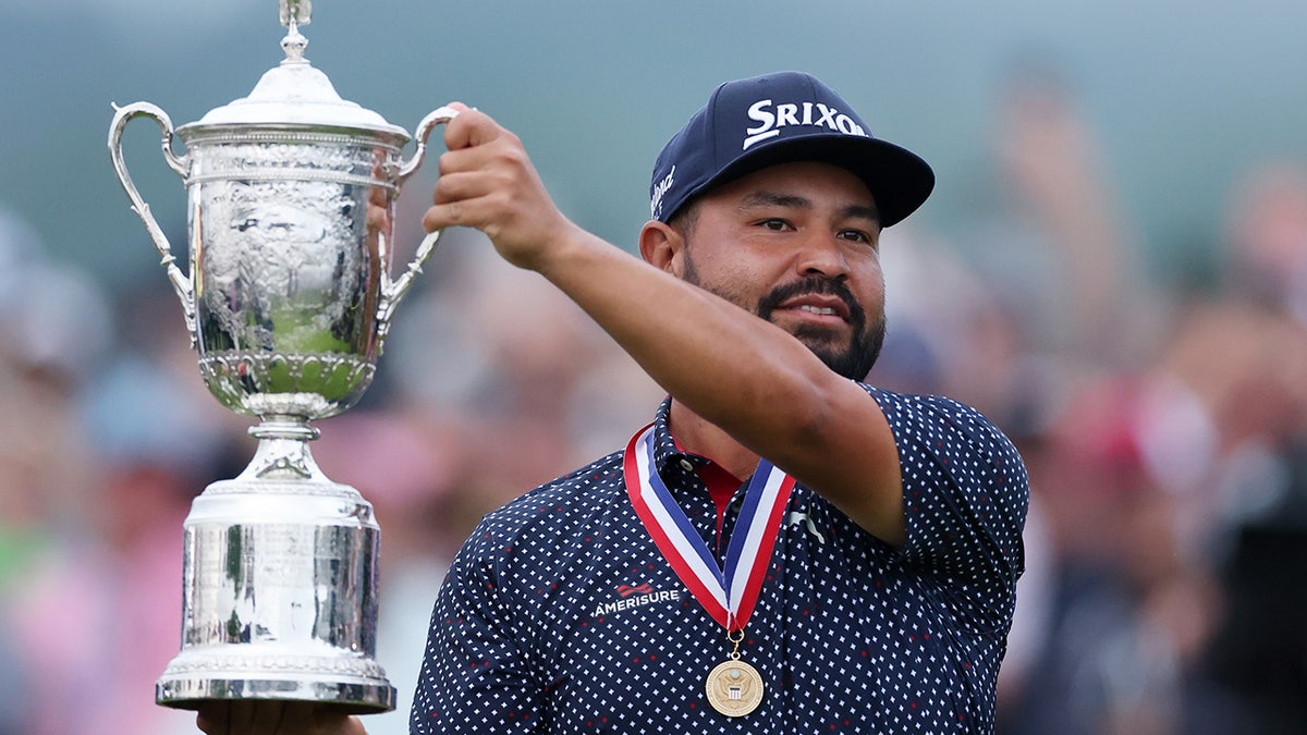 J.J. Spaun holds up U.S. Open trophy