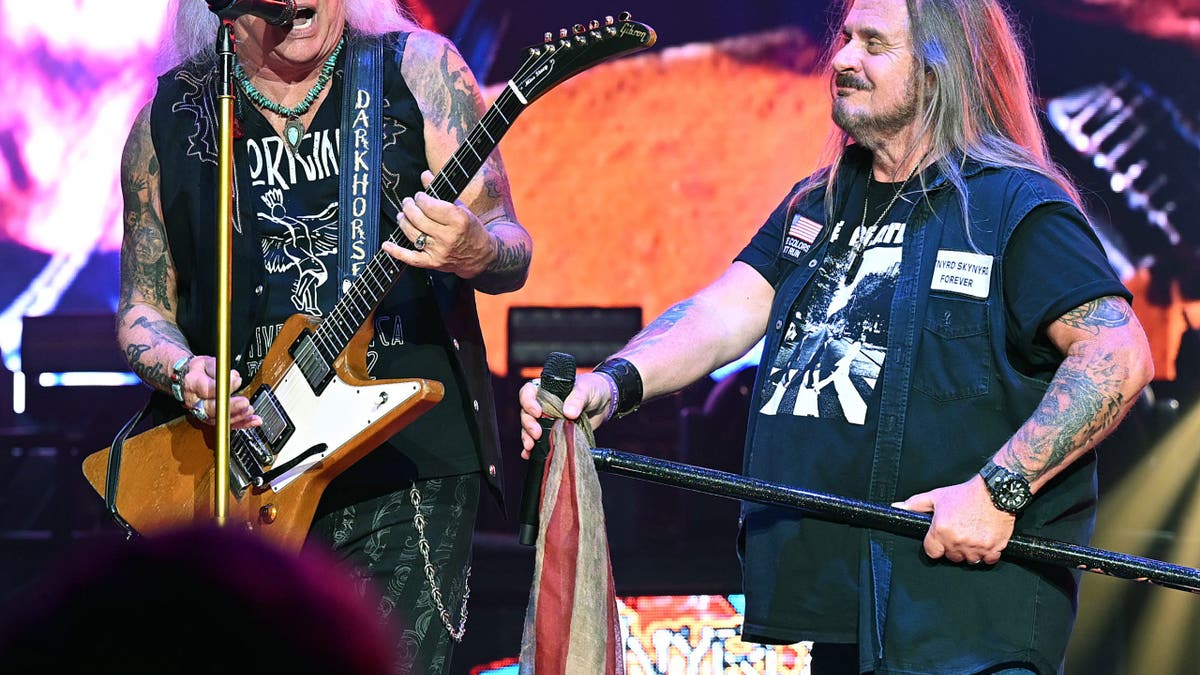 Van Zant and Medlocke playing together