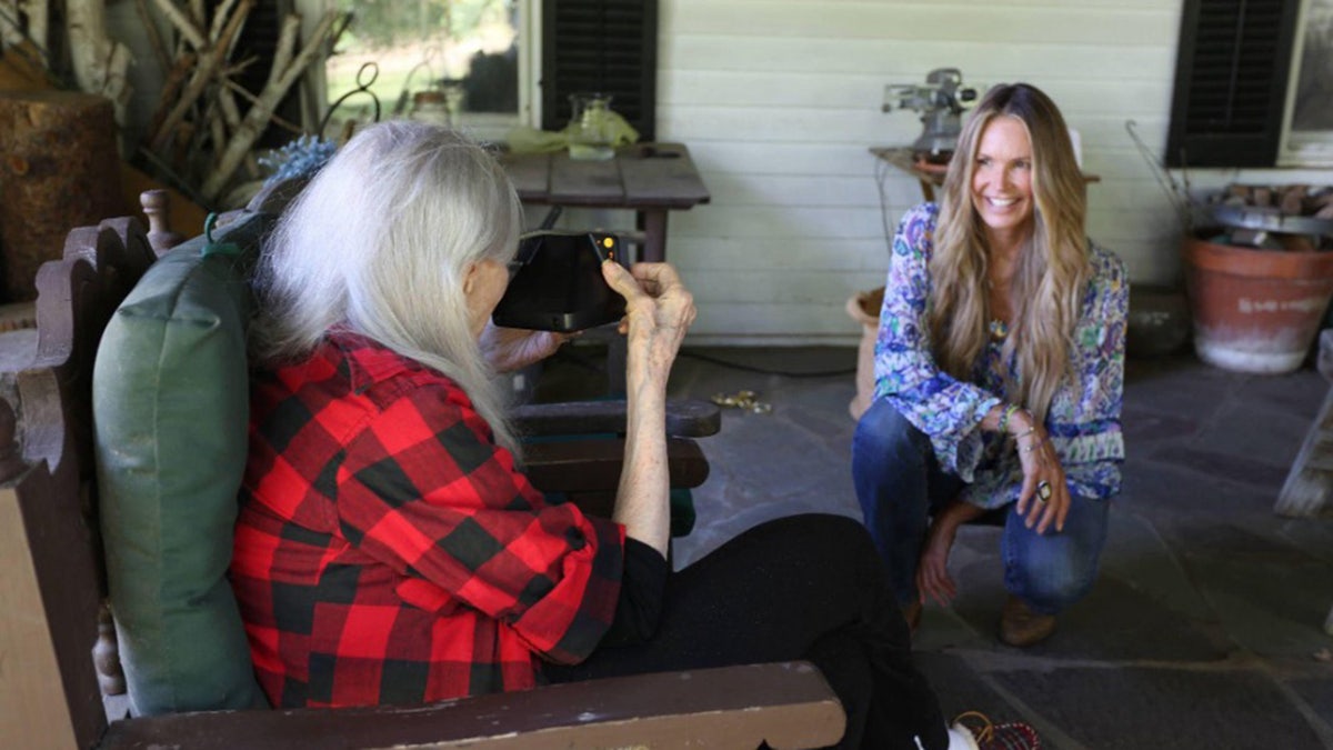 Jule Campbell photographing Elle Macpherson.