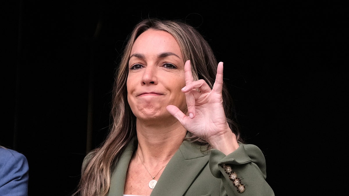 Karen Read signs to fans arsenic she exits court