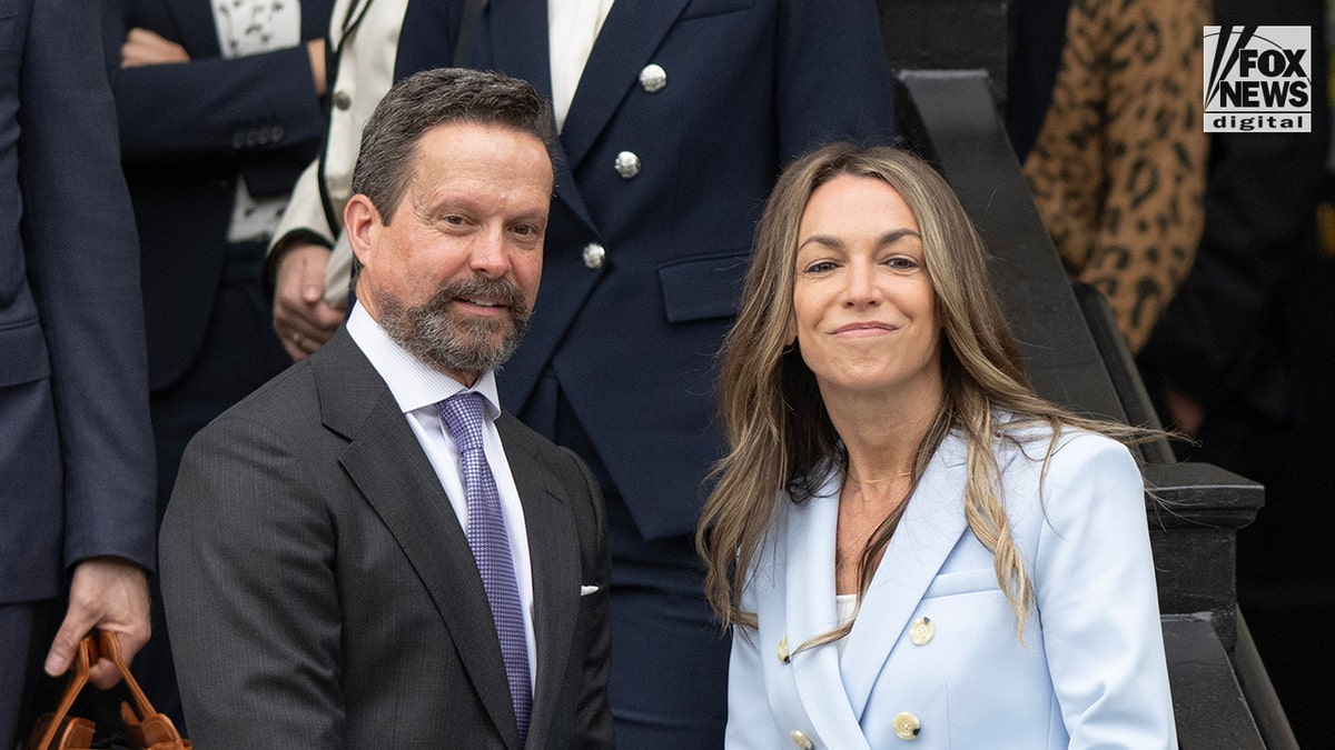 Karen Reed e seu advogado vão ao tribunal.