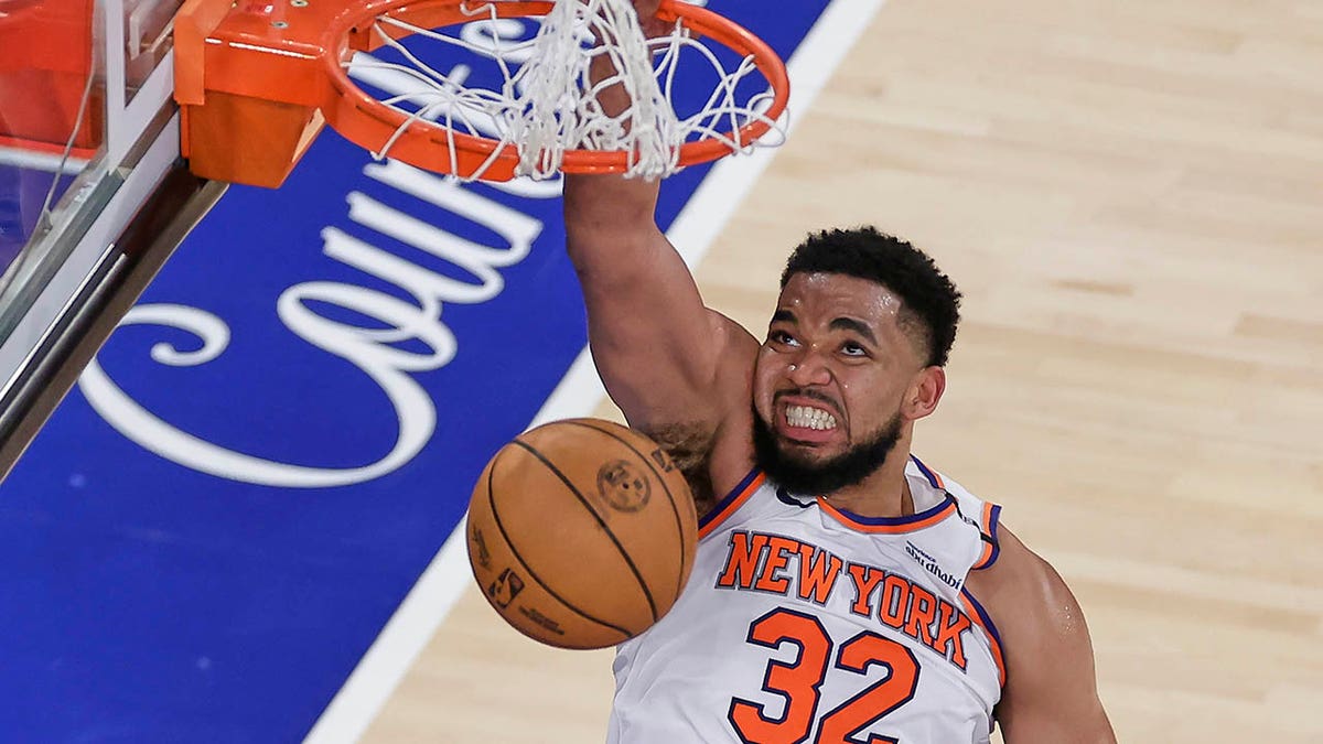 Karl-Anthony Towns Dunks