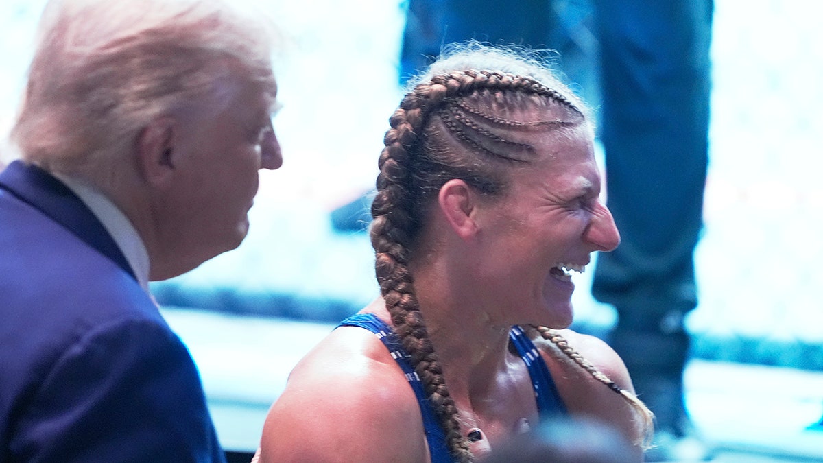 Prezidents Donalds Trumps svin kopā ar Kayla Harrison