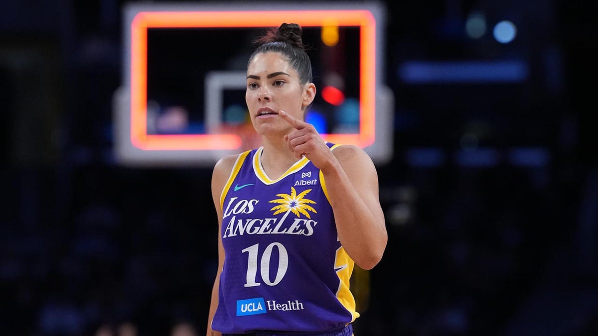 Kelsey Plum reacts