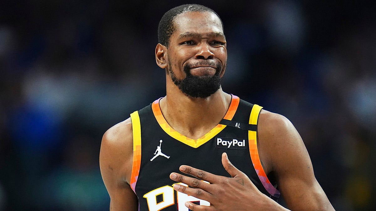 Kevin Durant pats his chest