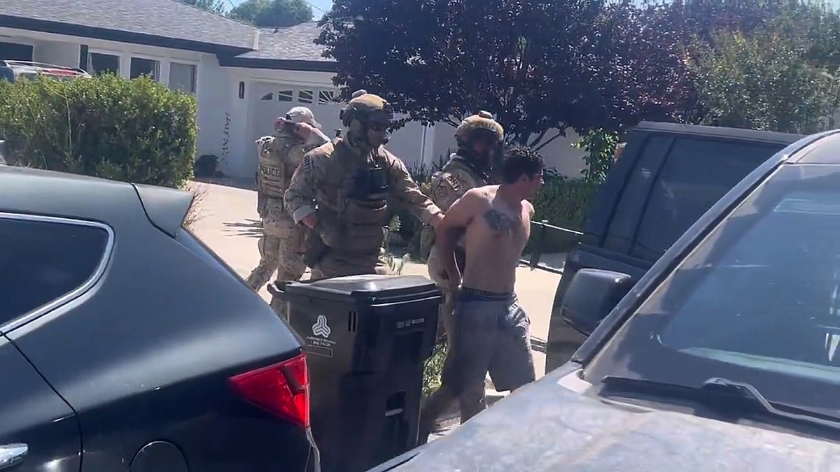 Federal officials are accompanied by suspectless skin from home to vehicle