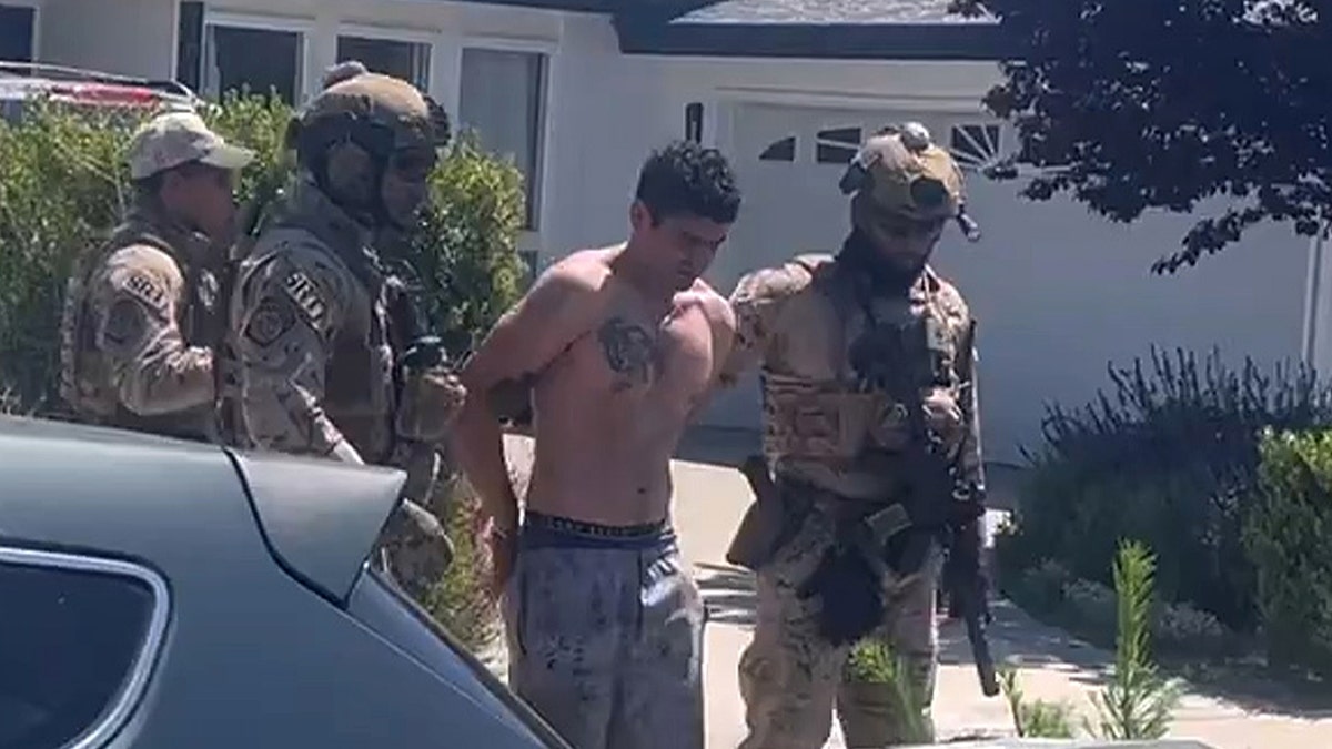Federal officials are accompanied by suspectless skin from home to vehicle