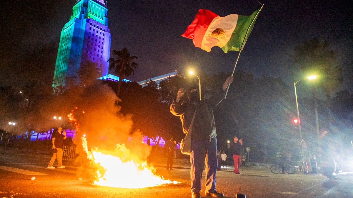 la-riot-immigration-ice-deportation-003 O legislador Dem exige 'retirado de gelo de Los Angeles em meio a tumultos em andamento