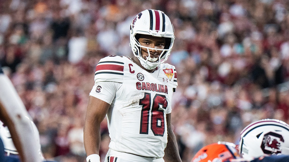 LaNorris Sellers before a play
