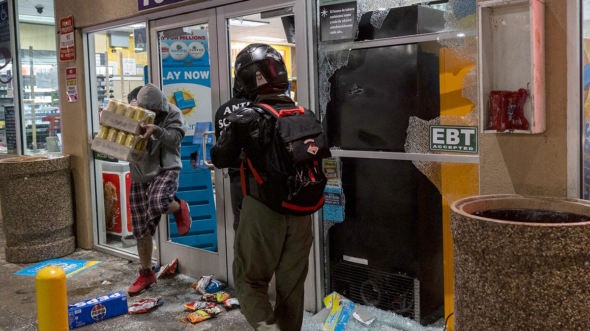Suspects looting a store successful Los Angeles