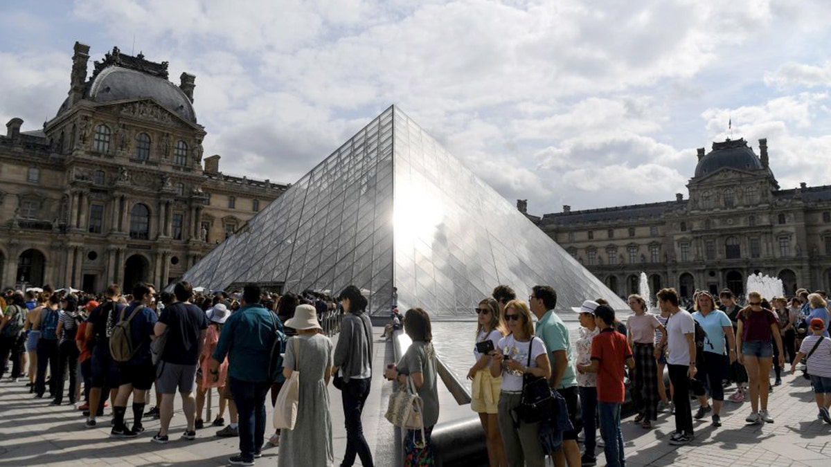 louvre-tourists O museu mais visitado do mundo é desligado, pois os funcionários do Louvre têm um problema com multidões
