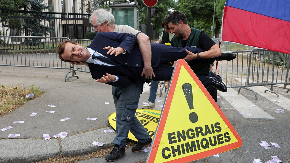Statue of Macron is stolen in Paris