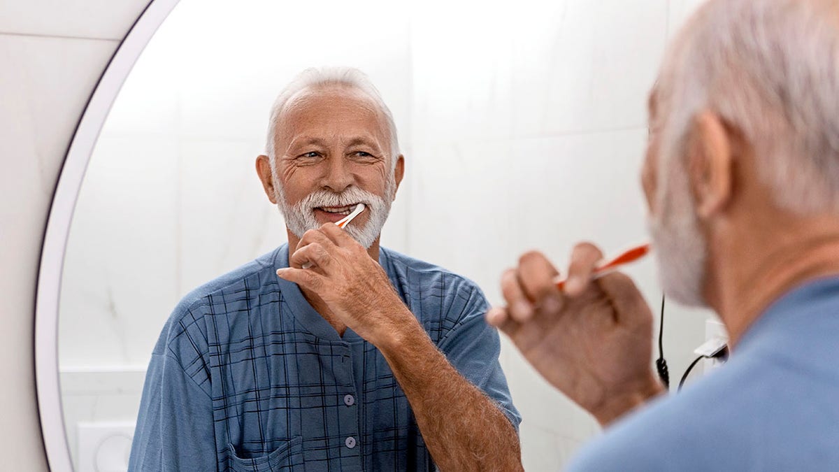 Elderly people who are brushing and suppressing dental hygiene