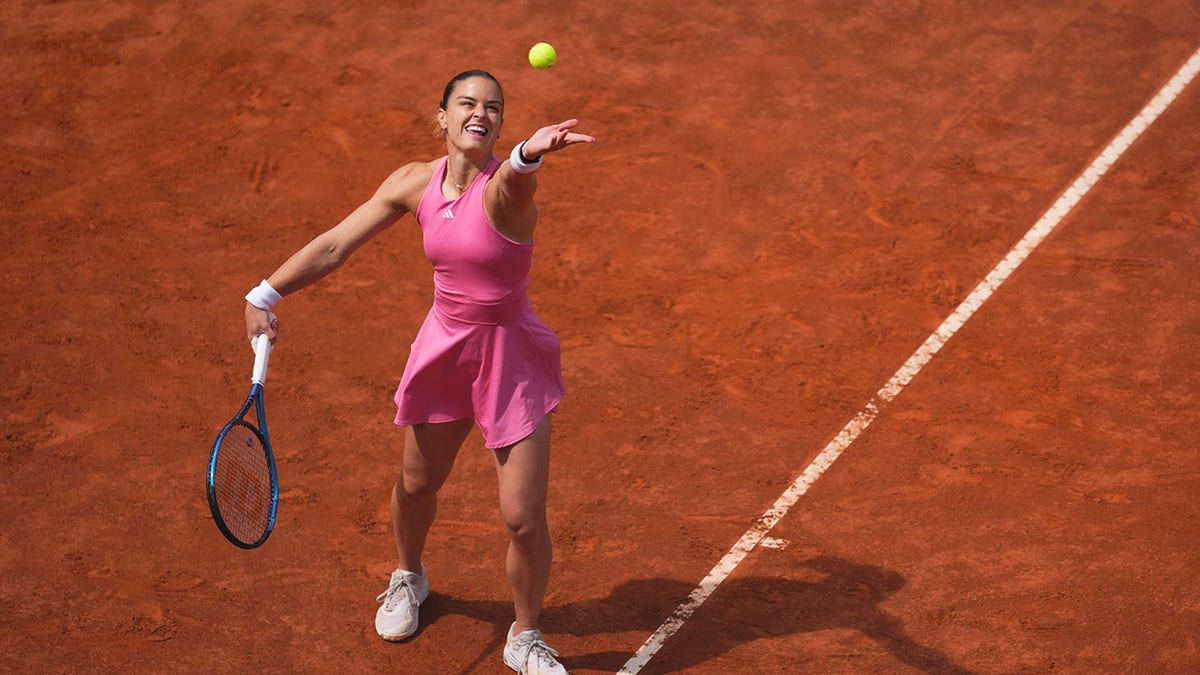 Maria Sakkari serves