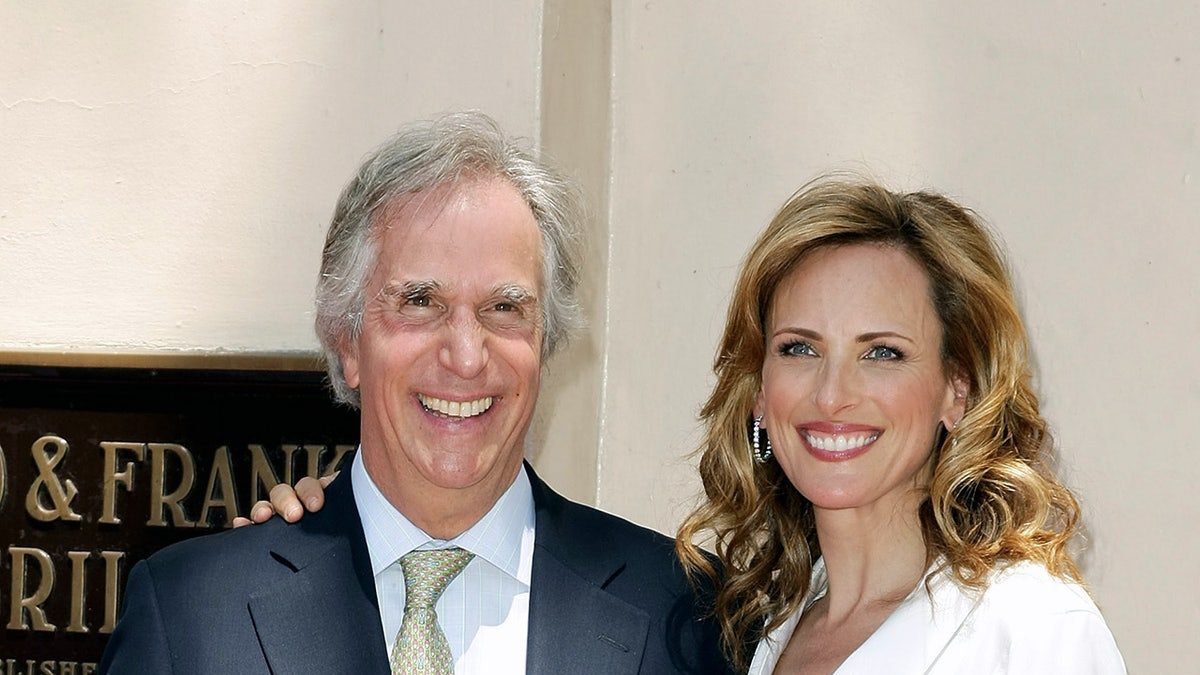 Henry Winkler and Marlee Matlin smiling next to each other.