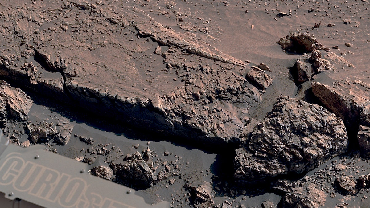 Curiosity Rover analyzes ridges connected Mars